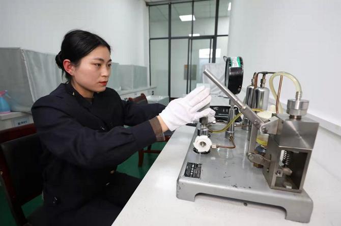 靳大锦在校验机车压力表