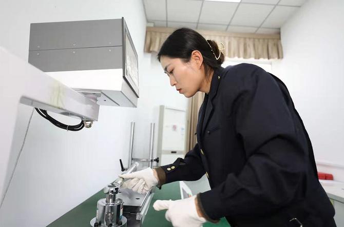 靳大锦在校验长度计量工具