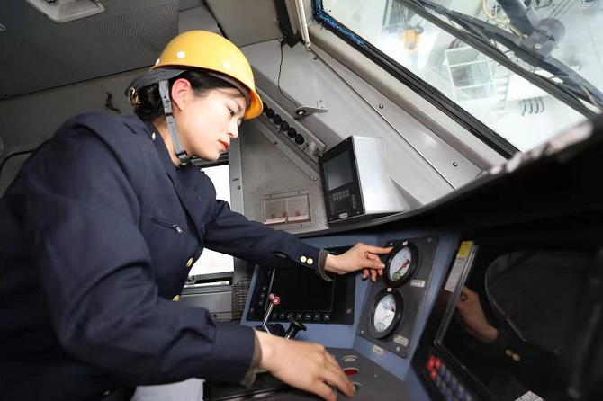 靳大锦在机车上校验调整压力表