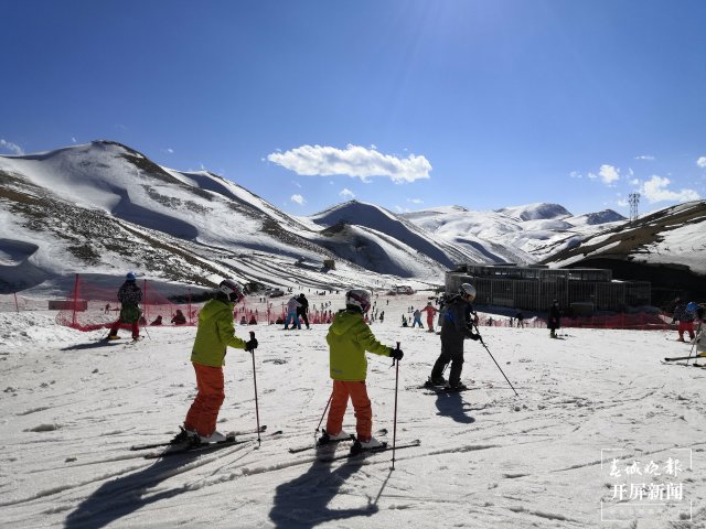 冬奥刮起冰雪运动风！3万余人打卡云南会泽大海草山滑雪场（蒋琼波 摄）