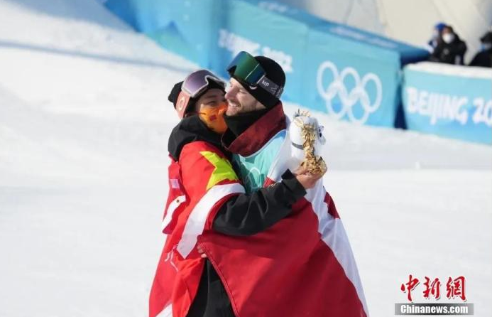 图为苏翊鸣(左)与马克斯·帕罗特拥抱。中新社记者 毛建军 摄 图为苏翊鸣(左)与马克斯·帕罗特拥抱。中新社记者 毛建军 摄