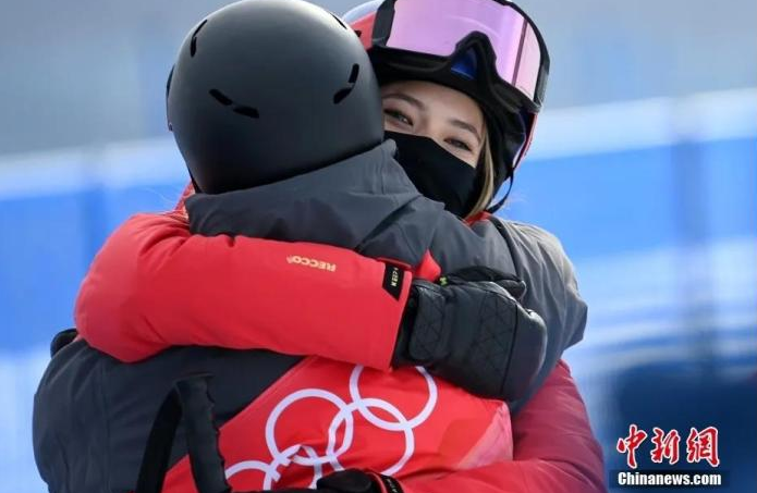 2月17日,北京2022年冬奥会自由式滑雪女子U型场地技巧资格赛在张家口云顶滑雪公园进行,中国队选手谷爱凌以排名第一的成绩晋级决赛。图为赛后谷爱凌(右)拥抱鼓励其他选手。中新社记者 翟羽佳 摄 2月17日,北京2022年冬奥会自由式滑雪女子U型场地技巧资格赛在张家口云顶滑雪公园进行,中国队选手谷爱凌以排名第一的成绩晋级决赛。图为赛后谷爱凌(右)拥抱鼓励其他选手。中新社记者 翟羽佳 摄