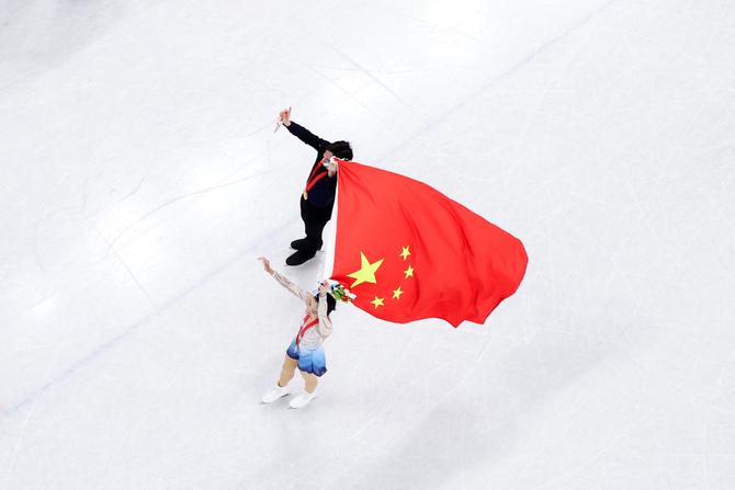 冬奥奖牌（图据新华社）