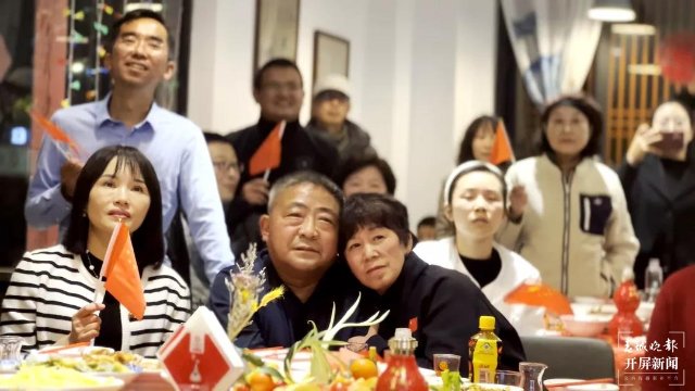 庆祝“葱桶”组合冬奥夺冠，韩聪父母在数千里外的腾冲含泪拥抱（开屏新闻记者 崔敏 通讯员 官智钦 陈娟 杨帆 张毅 王正鑫 摄）