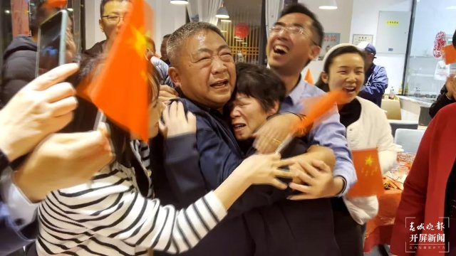 庆祝“葱桶”组合冬奥夺冠，韩聪父母在数千里外的腾冲含泪拥抱（开屏新闻记者 崔敏 通讯员 官智钦 陈娟 杨帆 张毅 王正鑫 摄）