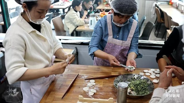 庆祝“葱桶”组合冬奥夺冠，韩聪父母在数千里外的腾冲含泪拥抱（开屏新闻记者 崔敏 通讯员 官智钦 陈娟 杨帆 张毅 王正鑫 摄）