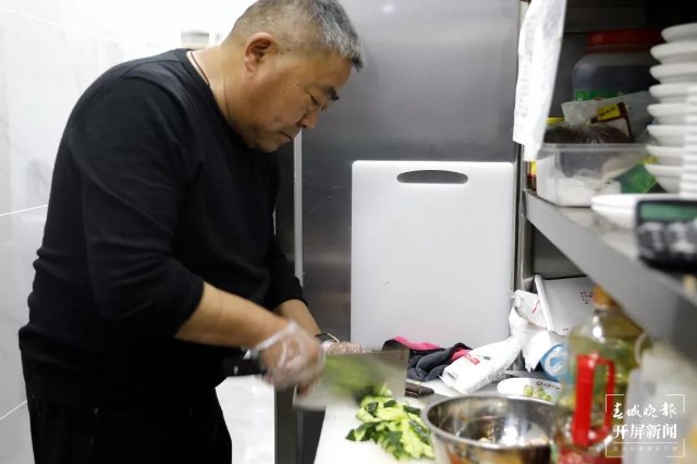 庆祝“葱桶”组合冬奥夺冠，韩聪父母在数千里外的腾冲含泪拥抱（开屏新闻记者 崔敏 通讯员 官智钦 陈娟 杨帆 张毅 王正鑫 摄）