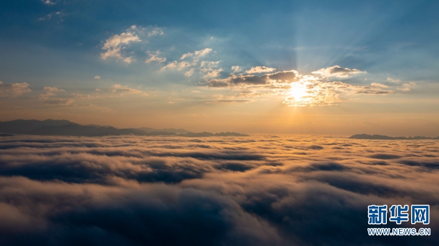 航拍云南屏边河南村拨云见日宛如仙境