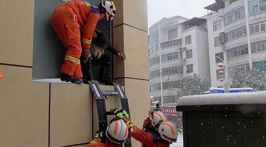 贵州一女子上个厕所惊动了119、110！网友：隔着屏幕都觉得尴尬