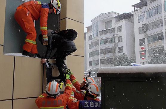 贵州一女子上个厕所惊动了119、110！网友：隔着屏幕都觉得尴尬