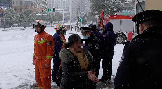 贵州一女子上个厕所惊动了119、110！网友：隔着屏幕都觉得尴尬