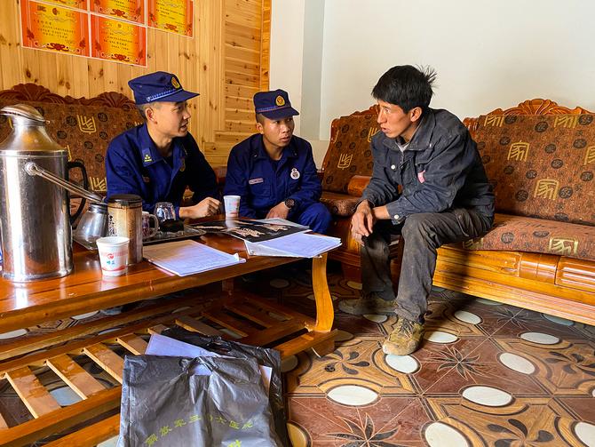 2 马杰璋对困难学生家庭家访。马玉博摄
