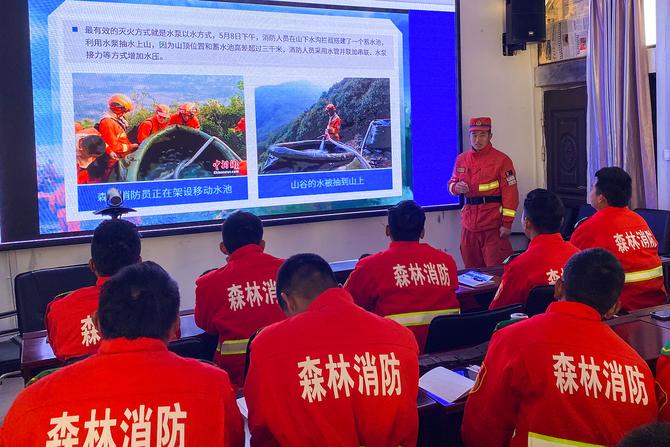 8  为扑火队讲授防火业务理论。赵永强摄