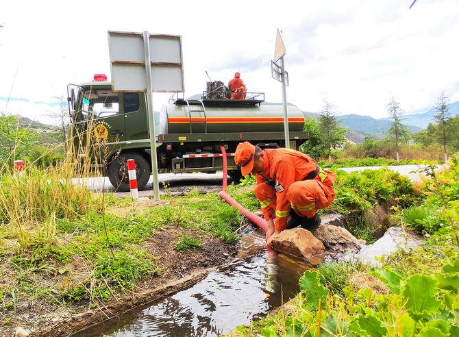 10 古城中队抗旱救灾。张雷摄