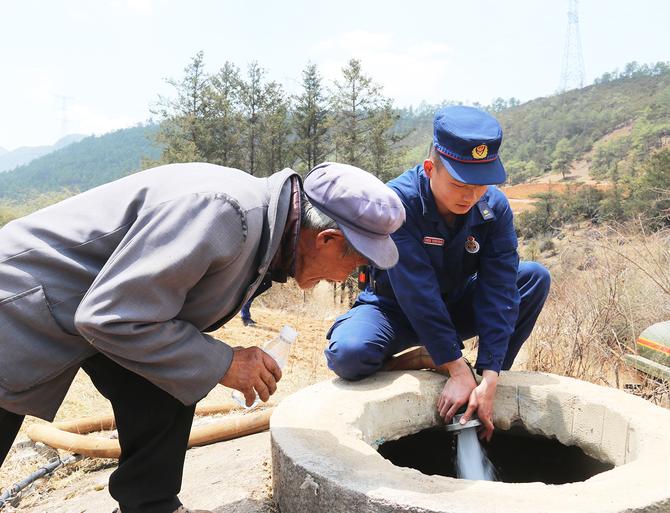 11  帮助大东乡蓄水池补水。木晓东摄