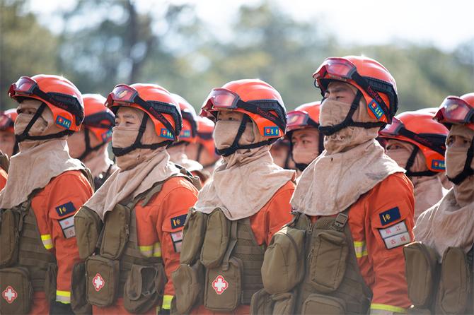 1.演练前，指挥员向队员提出要求，全体消防员严阵以待