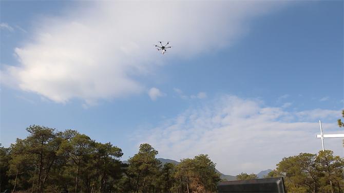 3.使用多旋翼大型无人机投掷灭火弹