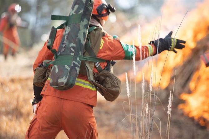 5.组合工具手投掷灭火弹打开突破口