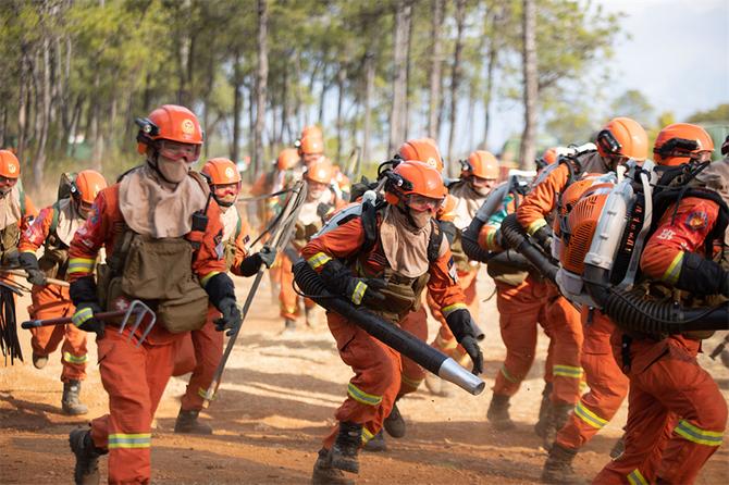 6.消防员冲向火线