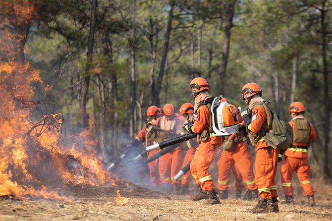 7.战斗分队到火势薄弱地段，实施突破火线打开突破口