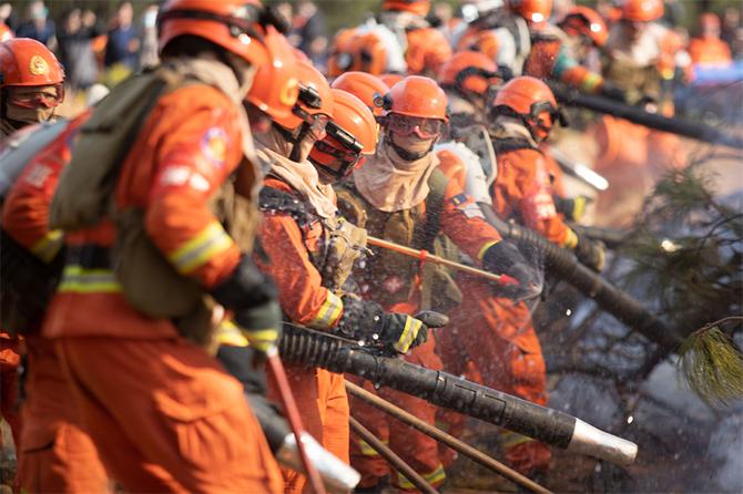 9.使用背负式水枪洒水灭火