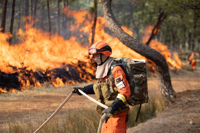 15.使用水泵以水灭火，铺设水带