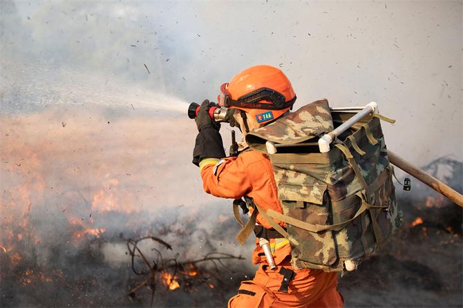 16.使用水泵以水灭火