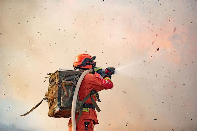 18.水枪激起浓烈的水雾烟尘