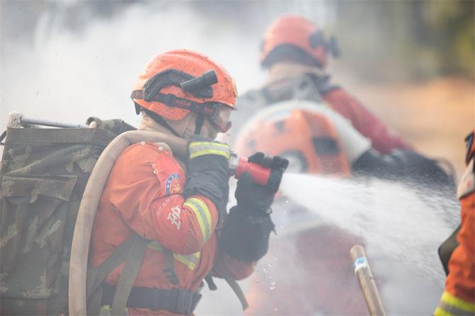 19.水枪与灭火机手协同灭火