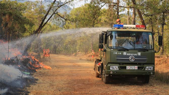 20.使用水罐消防车以水灭火