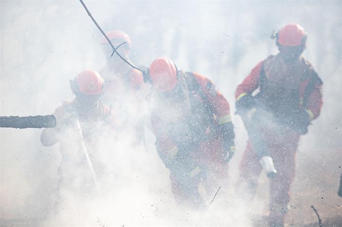 24.水枪灭火激起水花