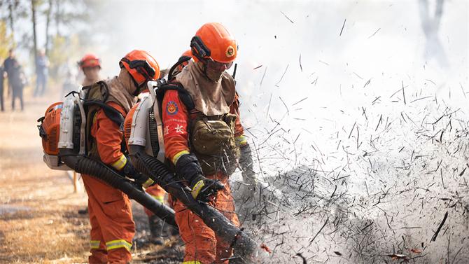 28.清理余火阶段，风力灭火机吹起烟尘