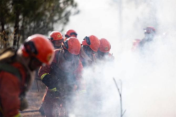 29.扑火队员身上布满了烟尘