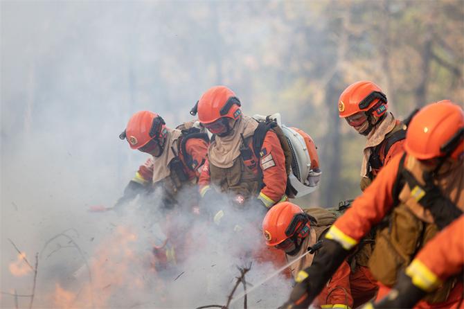 30.多人协同清理余火