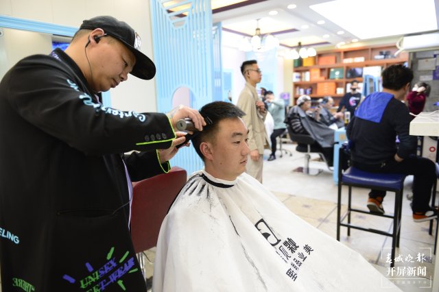 二月二龙抬头,昆明多家儿童理发店生意火爆(龙宇丹摄)