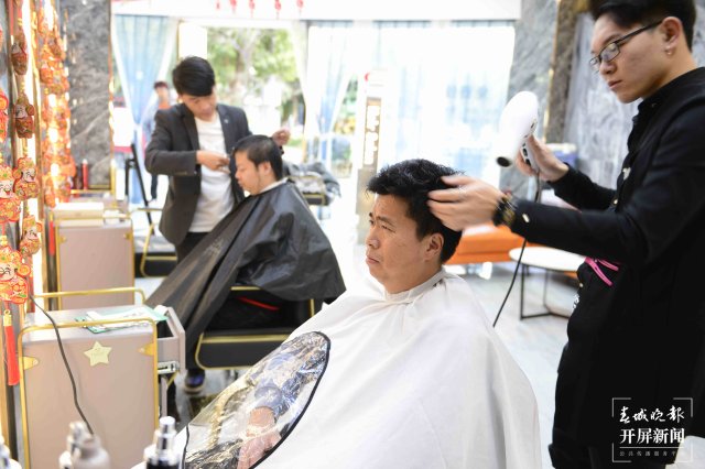 二月二龙抬头,昆明多家儿童理发店生意火爆(龙宇丹摄)