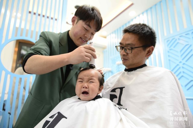 二月二龙抬头,昆明多家儿童理发店生意火爆(龙宇丹摄)