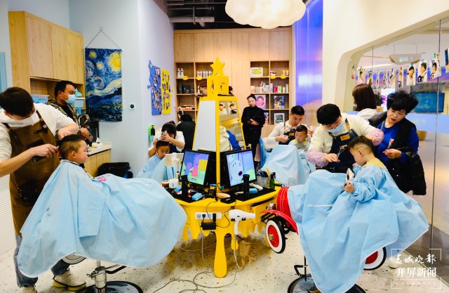 二月二龙抬头,昆明多家儿童理发店生意火爆(龙宇丹摄)