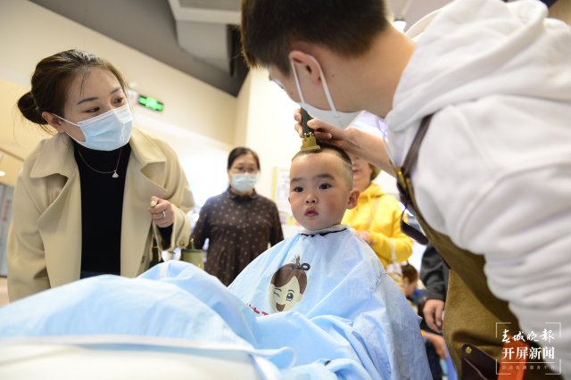 二月二龙抬头,昆明多家儿童理发店生意火爆(龙宇丹摄)