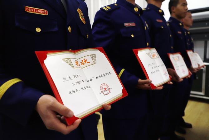 为“学雷锋”打字比赛获奖者颁奖。（王杰摄）