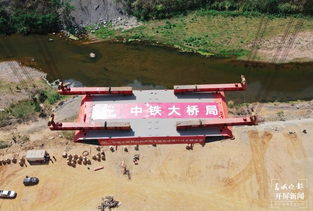 世界最大跨度单塔单跨钢箱梁悬索桥合龙 玉楚高速