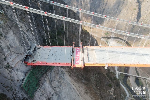 世界最大跨度单塔单跨钢箱梁悬索桥合龙 玉楚高速
