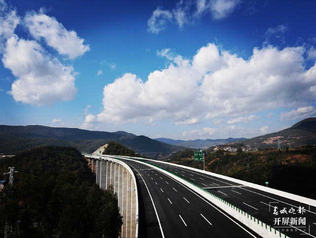 新楚大高速公路正式通车 开屏新闻记者 王磊 摄影报道