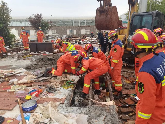 昆明一建筑工地倒塌，3人被埋（图源云南消防）