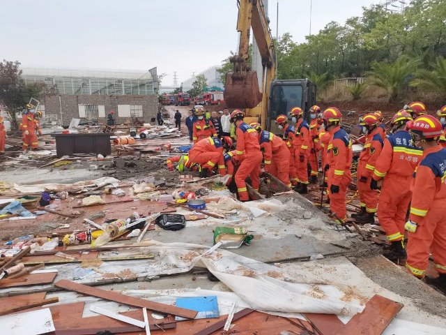 昆明一建筑工地倒塌，3人被埋（图源云南消防）