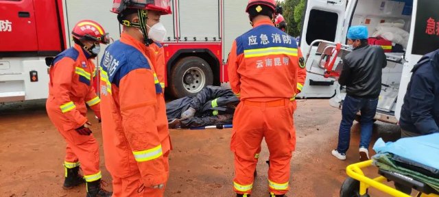 昆明一建筑工地倒塌，3人被埋（图源云南消防）