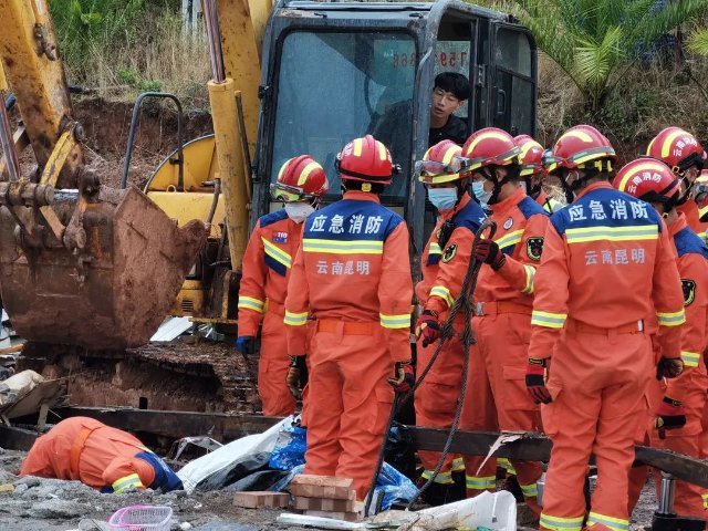 昆明一建筑工地倒塌，3人被埋（图源云南消防）