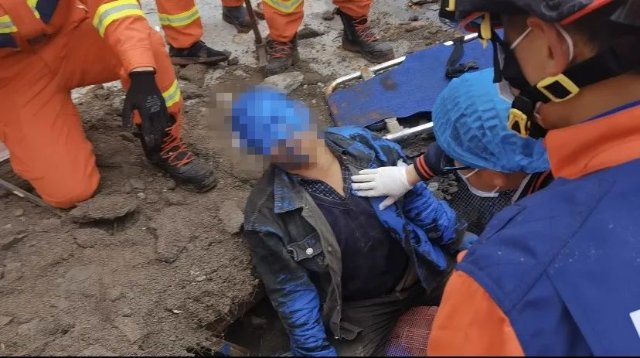 昆明一建筑工地倒塌，3人被埋（图源云南消防）