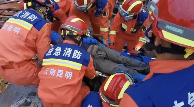 昆明一建筑工地倒塌，3人被埋（图源云南消防）
