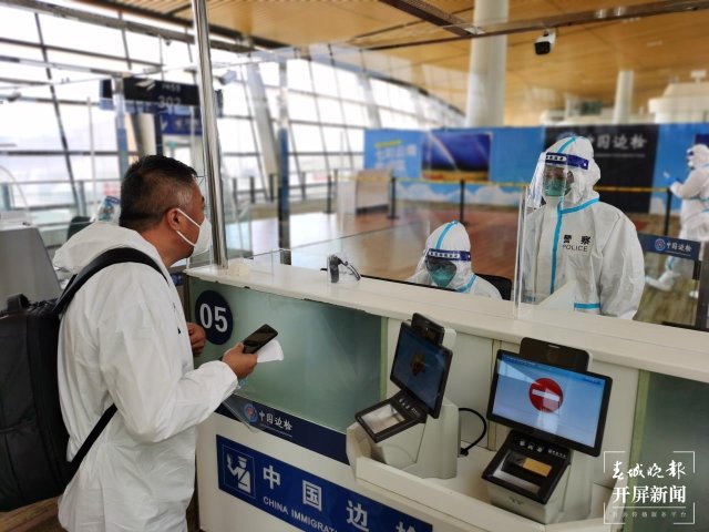 昆明长水机场启用疫情防控临时查验专区 春城晚报-开屏新闻记者张勇 通讯员 徐彦 摄影报道